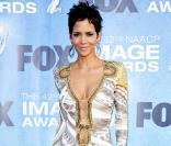 Halle Berry décolletée jusqu'au nombril avec la craquante Victoria Justice !