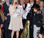 Céline Dion et René Angélil présentent leurs jumeaux Eddy et Nelson, à Las Vegas, le 16 février 2011.