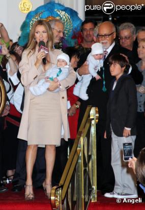 Céline Dion et René Angélil présentent leurs jumeaux Eddy et Nelson, à Las Vegas, le 16 février 2011.