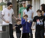 David Beckham offre une tournée de glaces à ses trois fils Cruz, Romeo  et Brooklyn - ce dernier vient de fêter ses 12 ans - à Los Angeles le 5  mars 2011