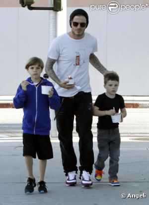 David Beckham offre une tournée de glaces à ses trois fils Cruz, Romeo  et Brooklyn - ce dernier vient de fêter ses 12 ans - à Los Angeles le 5  mars 2011