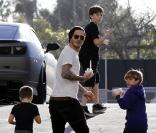 David Beckham offre une tournée de glaces à ses trois fils Cruz, Romeo  et Brooklyn - ce dernier vient de fêter ses 12 ans - à Los Angeles le 5  mars 2011