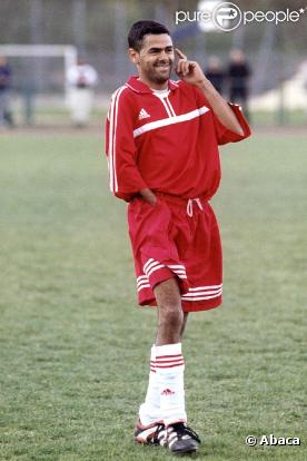 Passionné de football, Jamel Debbouze (photo : lors d'un match avec le FC Trappes en 2002) a profité de sa visite au centre d'entraînement du Losc le 9 mars 2011 pour offrir de recruter la nouvelle star Eden Hazard pour 15 euros !