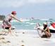 Lilly Becker passe du temps sur la plage avec son fils Amadeus et son mari Boris Becker à Miami en compagnie de leur nounou le 8 mars 2011