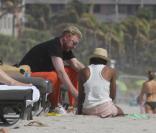 Boris Becker sur la plage avec son fils Amadeus et la nouvelle nounou, canon !