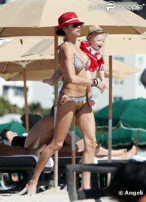 La superbe Lily Becker avec son adorable fils à la plage