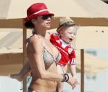 La superbe Lily Becker avec son adorable fils à la plage