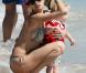 La superbe Lily Becker avec son adorable fils à la plage