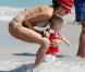 La superbe Lily Becker avec son adorable fils à la plage
