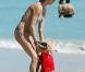 La superbe Lily Becker avec son adorable fils à la plage