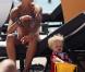 La superbe Lily Becker avec son adorable fils à la plage
