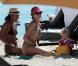 La superbe Lily Becker avec son adorable fils à la plage