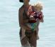 La superbe Lily Becker avec son adorable fils à la plage
