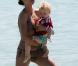 La superbe Lily Becker avec son adorable fils à la plage