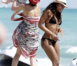 Lilly Becker et son fils Amadeus, en compagnie de la nounou sur la plage à Miami le 8 mars 2011