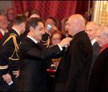 Nicolas Sarkozy honorant Jean Nouvel lors de la remise de décorations à l\'Elysée le 9 mars 2011