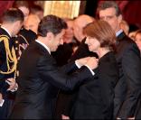 Nicolas Sarkozy honorant Charlotte Rampling lors de la remise de décorations à l\'Elysée le 9 mars 2011