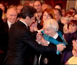 Nicolas Sarkozy honorant Gisèle Casadesus lors de la remise de décorations à l\'Elysée le 9 mars 2011