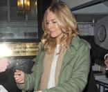 Sienna Miller cultive un look street chic en sortant du théâtre. Une parka vert kaki, un slim noir et une maille beige, la Britannique a tout bon <br />