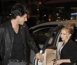 Kylie Minogue et Andres Velencoso, à Milan, le 8 mars 2011
