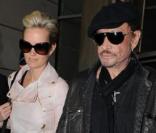 Johnny Hallyday et Laeticia arivent à Paris, le 15 mars 2011.