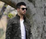Joe Jonas se promène avec un ami dans un parc de Los Angeles, samedi 19 mars.