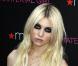 Taylor Momsen : Collée à une fille à moitié nue, irait-elle trop loin ?