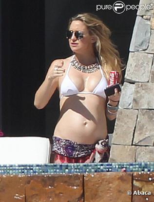 Kate Hudson et son compagnon Matthew Bellamy en vacances à Los cabos au Mexique, le 6 mars 2011