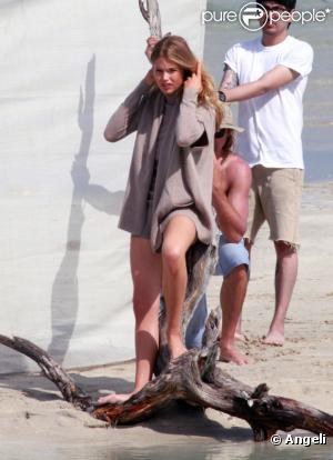 Doutzen Kroes sur la plage de Miami le 22 mars 2011 pour une séance photo