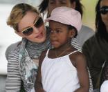 Madonna et Mercy  au Malawi en avril 2010