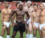 Djibril Cissé avec l'équipe des Onze Commandements, dont Michaël Youn, Vincent Desagnat et Thomas Sorriaux 