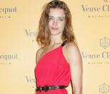 Natalia Vodianova radieuse en rouge, met son coeur à nu...