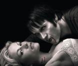Encore des vampires dans l'excellente série True Blood. Anna Paquin (Sookie) hypnotise Bill (Stephen Moyer) 