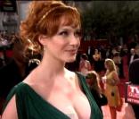 Découvrez la plantureuse Christina Hendricks sur tapis rouge.
