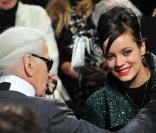 Lily Allen avec Karl Lagerfeld au défilé Chanel, à Paris, le 8 mars 2011. 