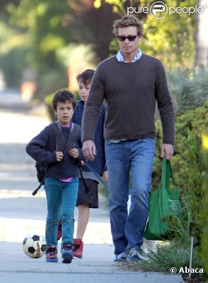 Simon Baker et ses filles Claude et Harry en virée dans les rues de Los Angeles (30 mars 2011)