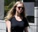 Amanda Seyfried promène son chien et dévore un sandwich, à Los Angeles, en mars 2011.
