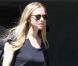 Amanda Seyfried promène son chien et dévore un sandwich, à Los Angeles, en mars 2011.