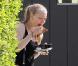 Amanda Seyfried promène son chien et dévore un sandwich, à Los Angeles, en mars 2011.