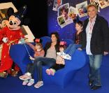  Alain Aflelou et sa famille lors du Festival des moments magiques de Disney au Disneyland Resort Paris à Marne-La-Vallée le 2 avril 2011 