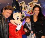 <p>Valéry Zeitoun en famille lors du Festival des moments magiques de Disney au Disneyland Resort Paris à Marne-La-Vallée le 2 avril 2011</p>