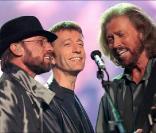 Les Bee Gees : Maurice, Robin et Barry Gibb en concert en1998