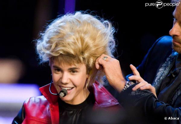 Justin Bieber essaie une perruque blonde sur le plateau de Wetten Dass...?, le 19 mars 2011 à Ausburg en Allemagne