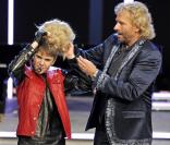 Justin Bieber essaie une perruque blonde sur le plateau de Wetten Dass...?, le 19 mars 2011 à Ausburg en Allemagne