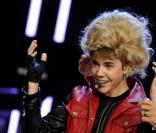 Justin Bieber essaie une perruque blonde sur le plateau de Wetten Dass...?, le 19 mars 2011 à Ausburg en Allemagne