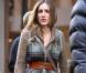 Sur le tournage de New Year's Eve , le 6 avril à New York, Sarah Jessica Parker joue son portable en main