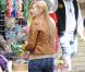 Sur le tournage de New Year's Eve , le 6 avril à New York, Abigail Breslin surprise de dos