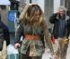 Sarah Jessica Parker en mode automne 2011 ! Celle qui a toujours une longueur d'avance sur la mode donne le ton pour la saison prochaine. Et en plein mois d'avril, on la salue !