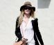 Rosie Huntington-Whiteley dans un look ultra-féminin met la capeline à l'honneur. Bravo pour le rappel de couleurs et le sac nude qui complète sa tenue de ville impeccable !