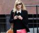 Fearne Cotton dans un look preppy-branché revisite la jupe d'écolière en exhibant la couleur vive. Et se contente de pièces classiques pour parfaire sa tenue. Une silhouette dynamique !